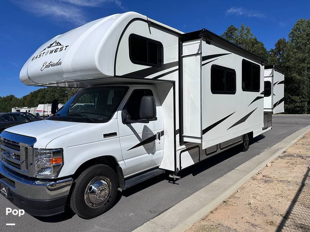 Call now about this 2024 East to West Entrada 2900DS! 2024 East to West Entrada 2900DS - Used Class C For Sale by Pop RVs in Wendell, North Carolina features Air Conditioning, Generator, Slideout