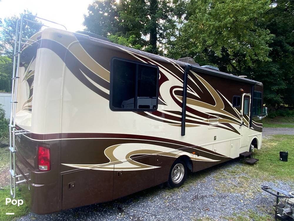 Call now about this 2011 Holiday Rambler Vacationer 30SFS! 2011 Holiday Rambler Vacationer 30SFS - Used Class A For Sale by Pop RVs in Mount Laurel, New Jersey features Slideout, Generator, Awning, Leveling Jacks, Air Conditioning