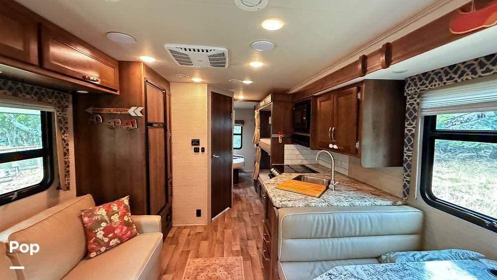 Call now about this 2019 Jayco Redhawk 31F! 2019 Jayco Redhawk 31F - Used Class C For Sale by Pop RVs in Boerne, Texas features Leveling Jacks, Awning, Air Conditioning, Slideout, Generator