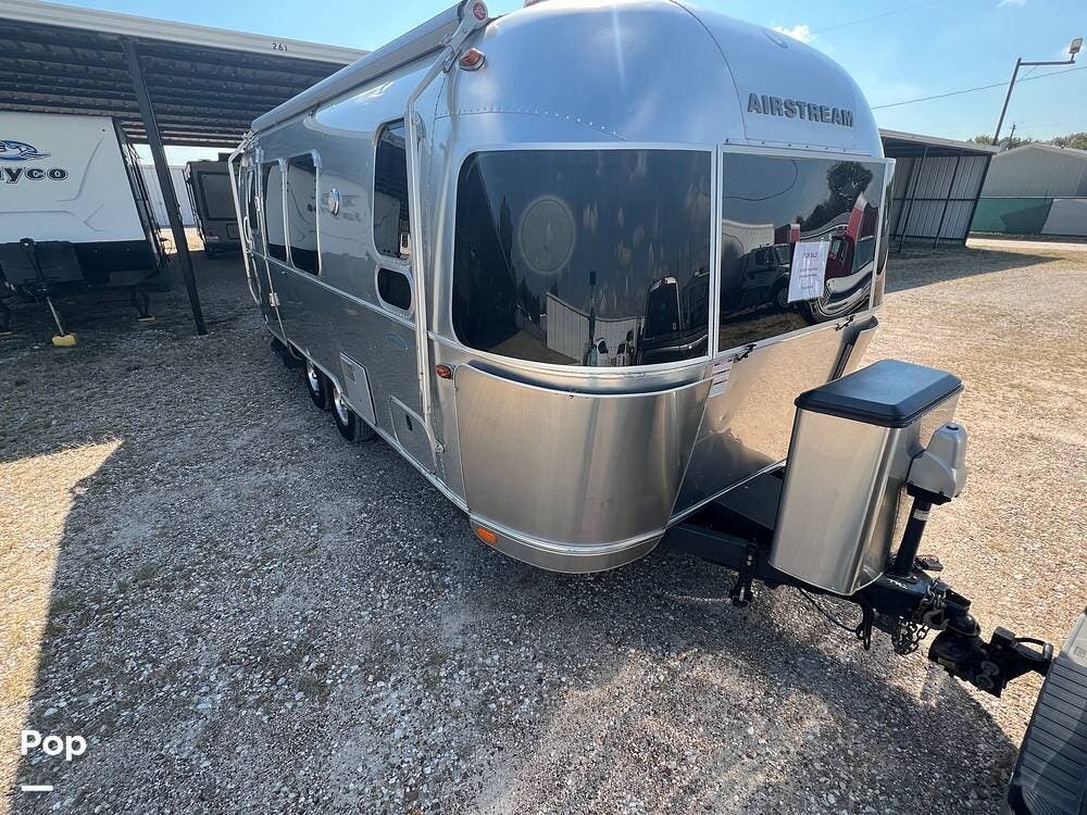 Call now about this 2016 Airstream Flying Cloud 23FB! 2016 Airstream Flying Cloud 23FB - Used Travel Trailer For Sale by Pop RVs in Stafford, Texas features Air Conditioning, Awning, Leveling Jacks