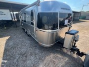 Call now about this 2016 Airstream Flying Cloud 23FB! 2016 Airstream Flying Cloud 23FB - Used Travel Trailer For Sale by Pop RVs in Stafford, Texas features Air Conditioning, Awning, Leveling Jacks