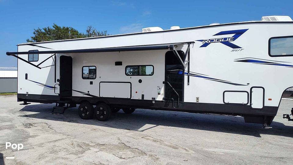 Call now about this 2024 Forest River Rogue 23SUT! 2024 Forest River Rogue 23SUT - Used Fifth Wheel For Sale by Pop RVs in Stuart, Florida features Generator, Air Conditioning, Awning