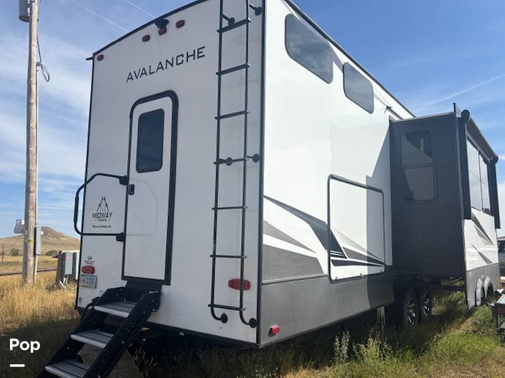 Call now about this 2021 Keystone Avalanche 395BH! 2021 Keystone Avalanche 395BH - Used Fifth Wheel For Sale by Pop RVs in Gillette, Wyoming features Slideout, Awning, Air Conditioning
