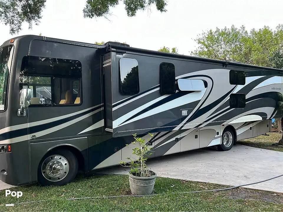 Call now about this 2016 Thor Motor Coach Miramar 34.3! 2016 Thor Motor Coach Miramar 34.3 - Used Class A For Sale by Pop RVs in Fort Pierce, Florida features Generator, Awning, Leveling Jacks, Air Conditioning, Slideout