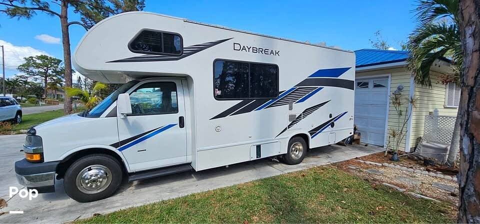 Call now about this 2020 Thor Motor Coach Daybreak 22GO! 2020 Thor Motor Coach Daybreak 22GO - Used Class C For Sale by Pop RVs in Venice, Florida