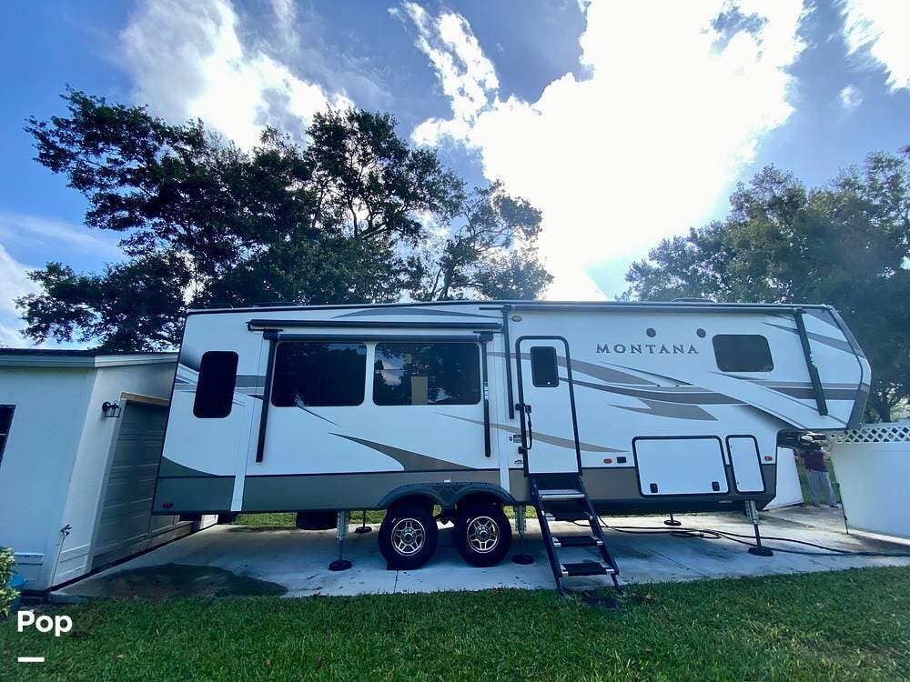 Call now about this 2020 Keystone Montana 3120RL! 2020 Keystone Montana 3120RL - Used Fifth Wheel For Sale by Pop RVs in Lakeland, Florida features Leveling Jacks, Awning, Slideout, Air Conditioning