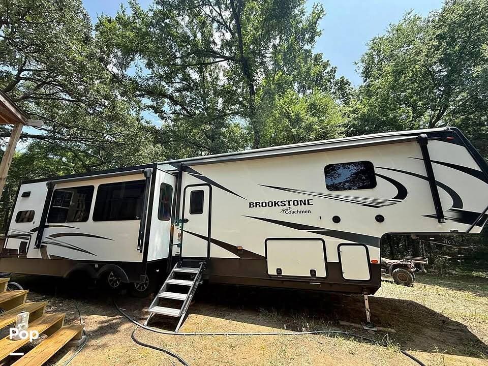 Call now about this 2022 Coachmen Brookstone 374RK! 2022 Coachmen Brookstone 374RK - Used Fifth Wheel For Sale by Pop RVs in De Kalb, Texas features Air Conditioning, Leveling Jacks, Awning, Slideout
