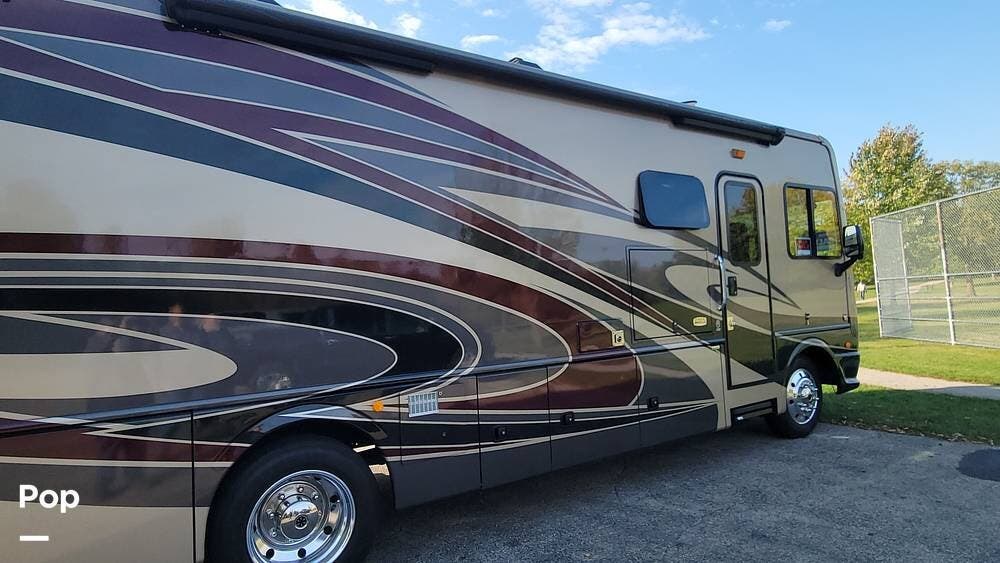 Call now about this 2018 Fleetwood Bounder 33C! 2018 Fleetwood Bounder 33C - Used Class A For Sale by Pop RVs in Schaumburg, Illinois features Slideout, Air Conditioning, Leveling Jacks, Awning, Generator