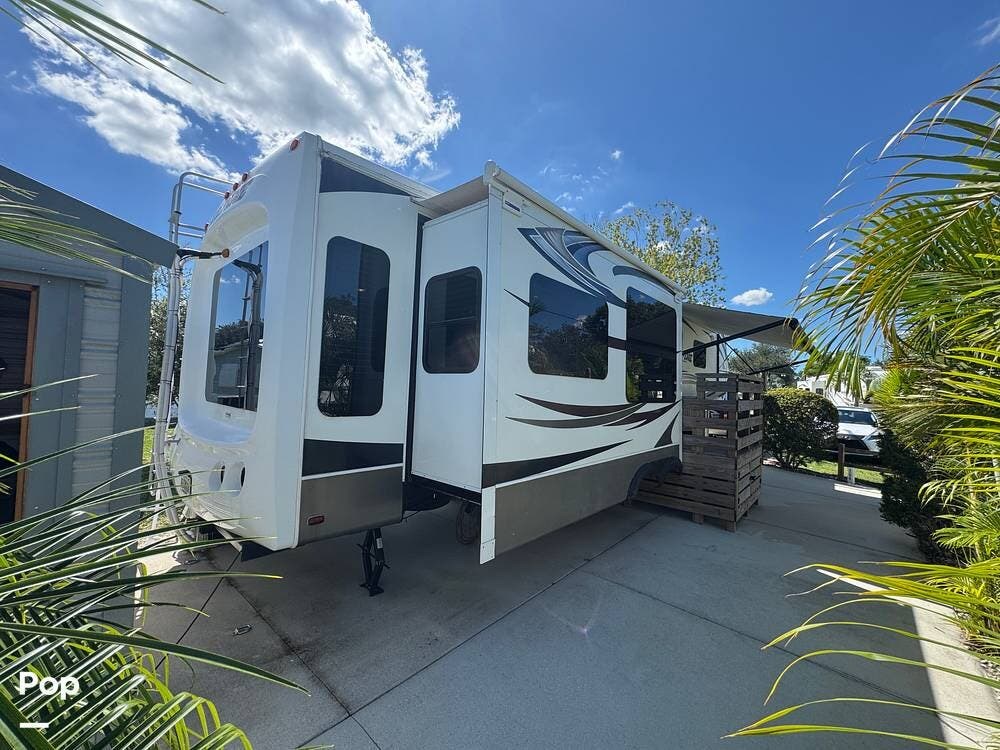 Contact us now about this 2014 Keystone Alpine 3555RL! 2014 Alpine 3555RL by Keystone from Pop RVs in Arcadia, Florida