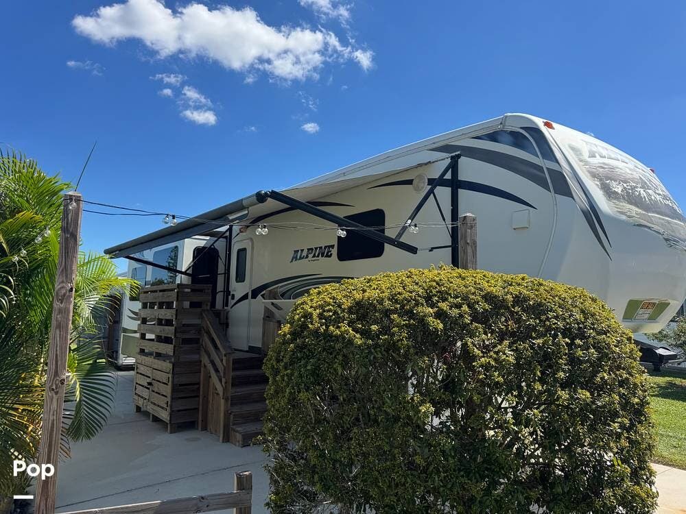 Call now about this 2014 Keystone Alpine 3555RL! 2014 Keystone Alpine 3555RL - Used Fifth Wheel For Sale by Pop RVs in Arcadia, Florida features Awning, Leveling Jacks, Slideout, Air Conditioning