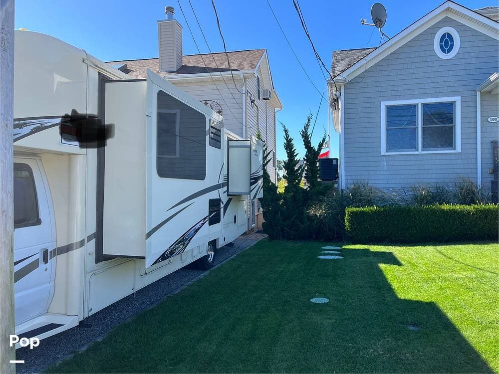 Contact us now about this 2017 Jayco Greyhawk 31DS! 2017 Greyhawk 31DS by Jayco from Pop RVs in Blue Point, New York