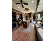 Call now about this 2018 Keystone Avalanche 395BH! 2018 Keystone Avalanche 395BH - Used Fifth Wheel For Sale by Pop RVs in Osteen, Florida features Air Conditioning, Generator, Leveling Jacks, Awning, Slideout