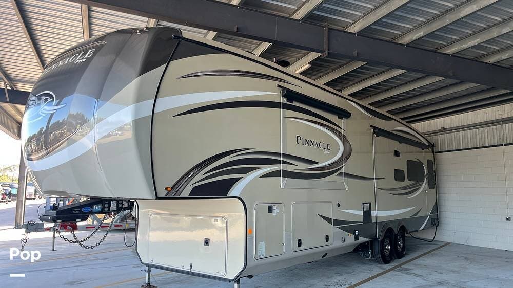 Call now about this 2020 Jayco Pinnacle 36FBTS! 2020 Jayco Pinnacle 36FBTS - Used Fifth Wheel For Sale by Pop RVs in Parrish, Florida features Leveling Jacks, Awning, Slideout, Air Conditioning