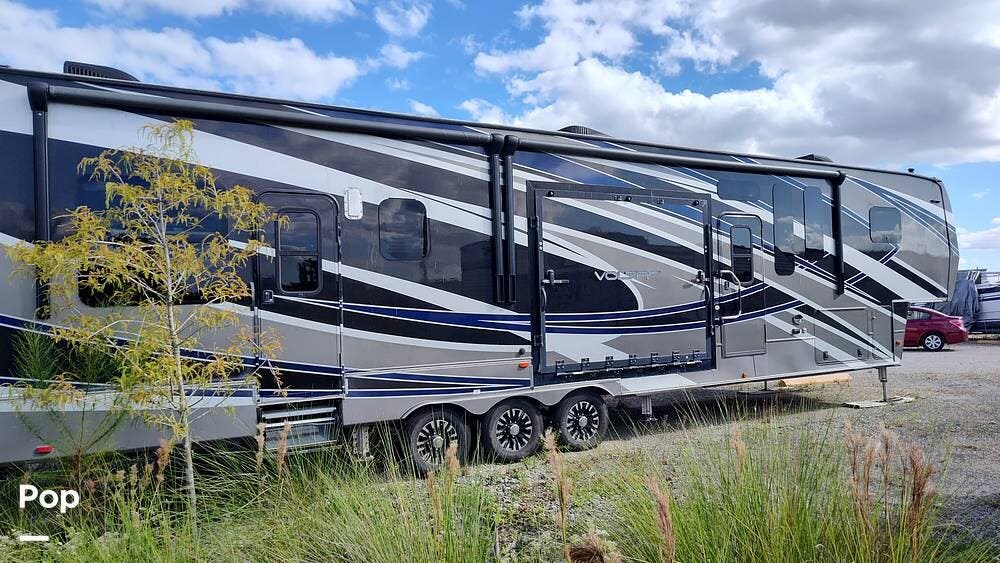 Call now about this 2018 Dutchmen Voltage Epic 4150! 2018 Dutchmen Voltage Epic 4150 - Used Toy Hauler For Sale by Pop RVs in Lehigh Acres, Florida features Awning, Air Conditioning, Leveling Jacks, Generator, Slideout