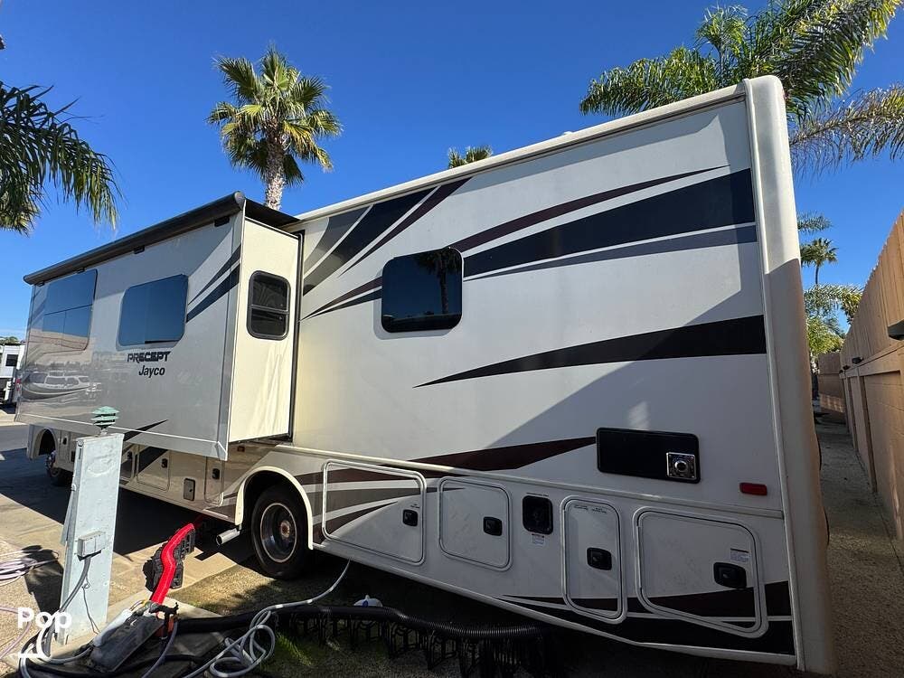 Contact us now about this 2018 Jayco Precept 33U! 2018 Precept 33U by Jayco from Pop RVs in Oceanside, California