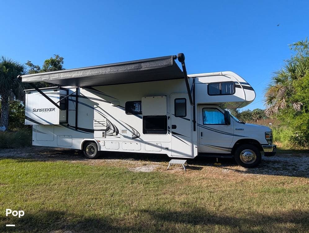 Call now about this 2017 Forest River Sunseeker 3170DS! 2017 Forest River Sunseeker 3170DS - Used Class C For Sale by Pop RVs in Port Charlotte, Florida features Slideout