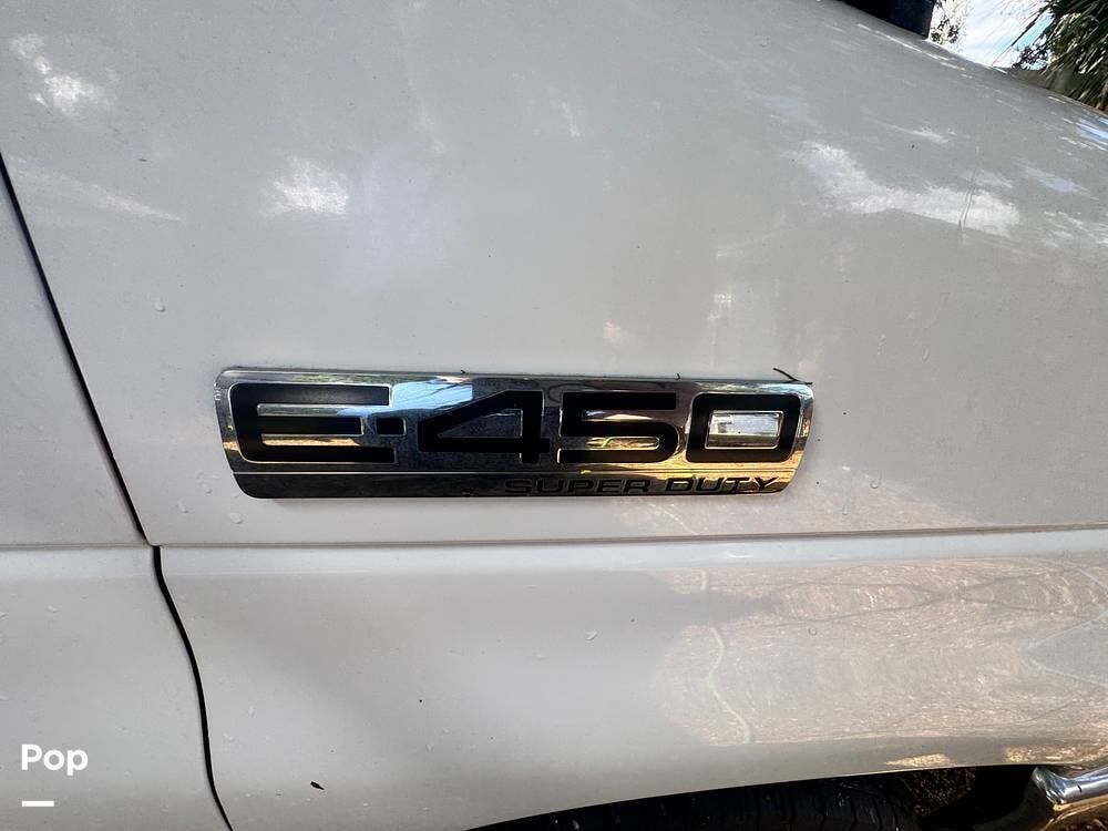 Call now about this 2016 Thor Motor Coach Freedom Elite 29FE! 2016 Thor Motor Coach Freedom Elite 29FE - Used Class C For Sale by Pop RVs in Leesburg, Florida features Generator, Awning, Air Conditioning, Slideout