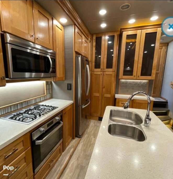 Call now about this 2020 Vanleigh Vilano 320GK! 2020 Vanleigh Vilano 320GK - Used Fifth Wheel For Sale by Pop RVs in Wellborn, Florida features Air Conditioning, Leveling Jacks, Slideout, Awning