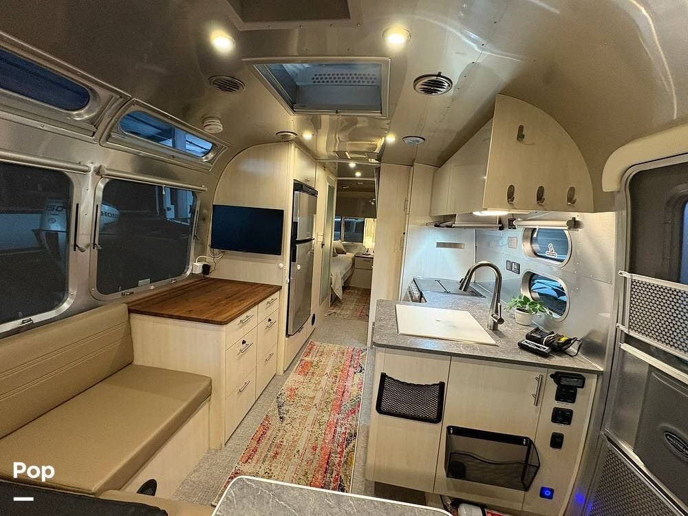 Contact us now about this 2022 Airstream Flying Cloud 25FB Twin! 2022 Flying Cloud 25FB Twin by Airstream from Pop RVs in Snohomish, Washington
