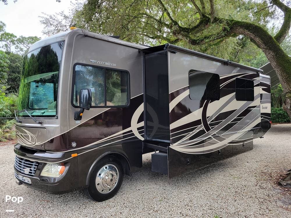 Call now about this 2015 Fleetwood Bounder 35K! 2015 Fleetwood Bounder 35K - Used Class A For Sale by Pop RVs in Coconut Creek, Florida features Leveling Jacks, Awning, Slideout, Generator, Air Conditioning