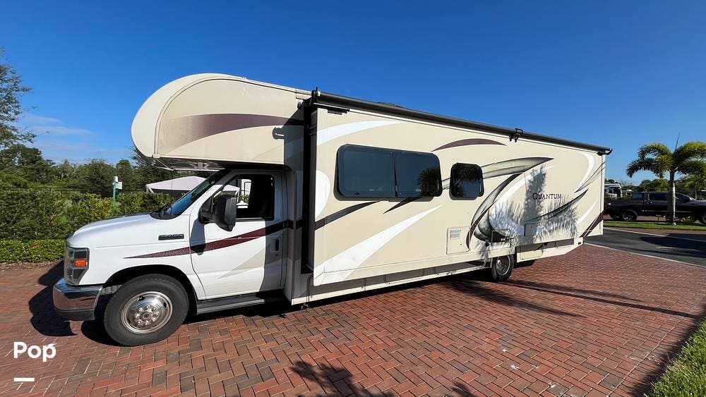 Call now about this 2017 Thor Motor Coach Quantum WS31! 2017 Thor Motor Coach Quantum WS31 - Used Class C For Sale by Pop RVs in Parrish, Florida features Awning, Leveling Jacks, Slideout, Air Conditioning, Generator