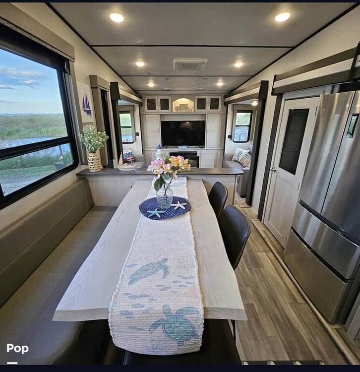 Call now about this 2022 Keystone Sprinter 3530DEN! 2022 Keystone Sprinter 3530DEN - Used Fifth Wheel For Sale by Pop RVs in Temple, Texas features Slideout, Air Conditioning, Leveling Jacks, Awning