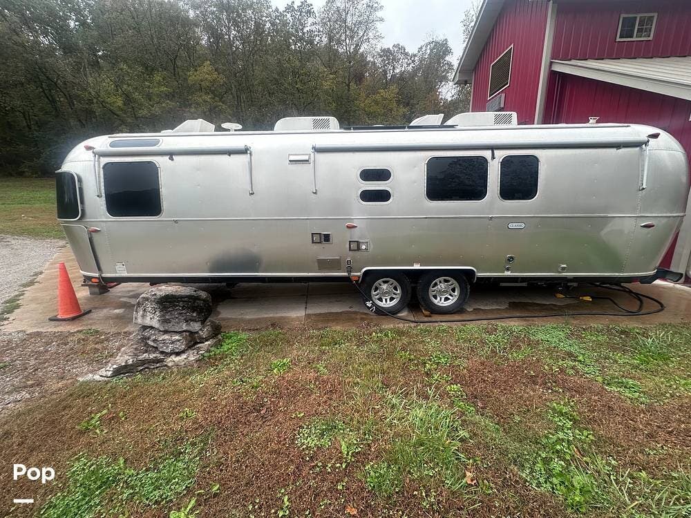 Call now about this 2023 Airstream Classic 33FB! 2023 Airstream Classic 33FB - Used Travel Trailer For Sale by Pop RVs in Silver Point, Tennessee features Awning, Air Conditioning