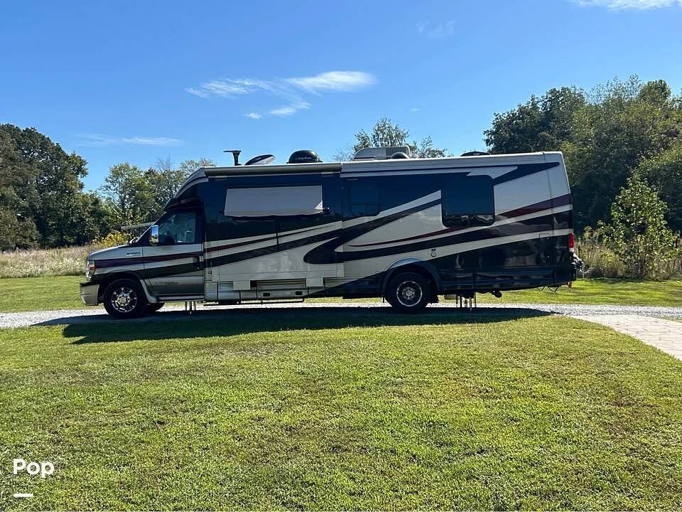 Call now about this 2014 Dynamax Corp Isata IE280! 2014 Dynamax Corp Isata IE280 - Used Class C For Sale by Pop RVs in Chapmansboro, Tennessee features Generator, Slideout, Air Conditioning