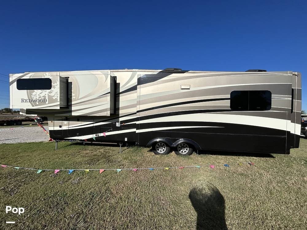 Call now about this 2015 Redwood RV Redwood 38RE! 2015 Redwood RV Redwood 38RE - Used Fifth Wheel For Sale by Pop RVs in Burleson, Texas features Air Conditioning, Leveling Jacks, Slideout, Awning