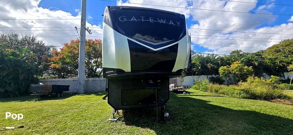 Call now about this 2019 Heartland Gateway 3700RD! 2019 Heartland Gateway 3700RD - Used Fifth Wheel For Sale by Pop RVs in Jupiter, Florida features Leveling Jacks, Awning, Slideout, Air Conditioning