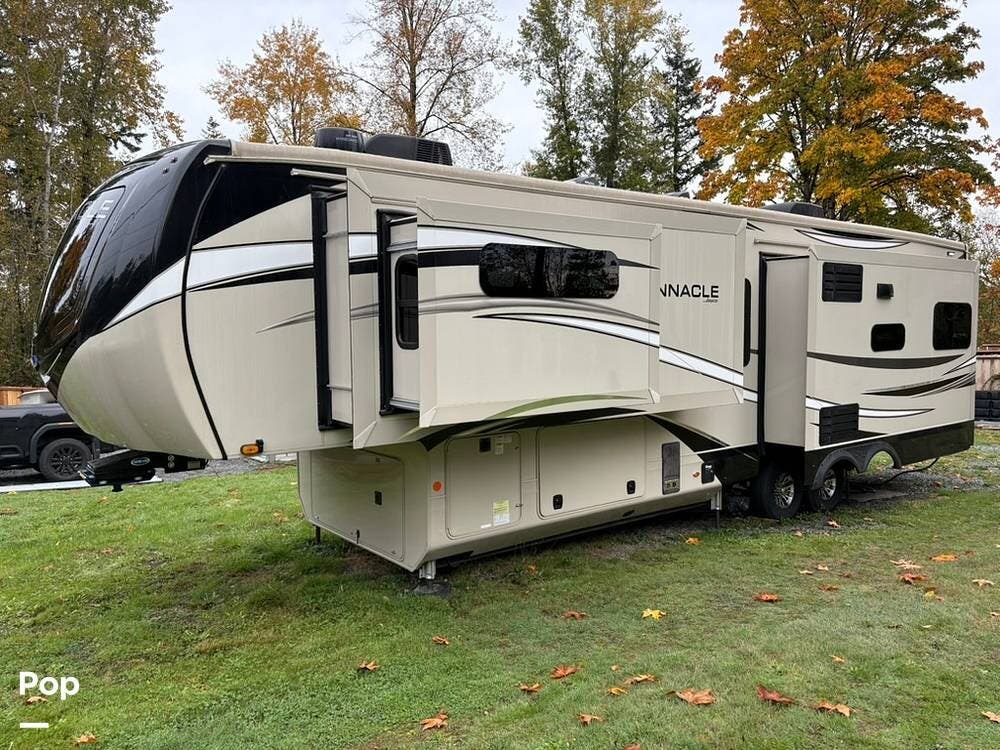 Call now about this 2023 Jayco Pinnacle 36SSWS! 2023 Jayco Pinnacle 36SSWS - Used Fifth Wheel For Sale by Pop RVs in Lake Stevens, Washington features Generator, Leveling Jacks, Slideout, Awning, Air Conditioning
