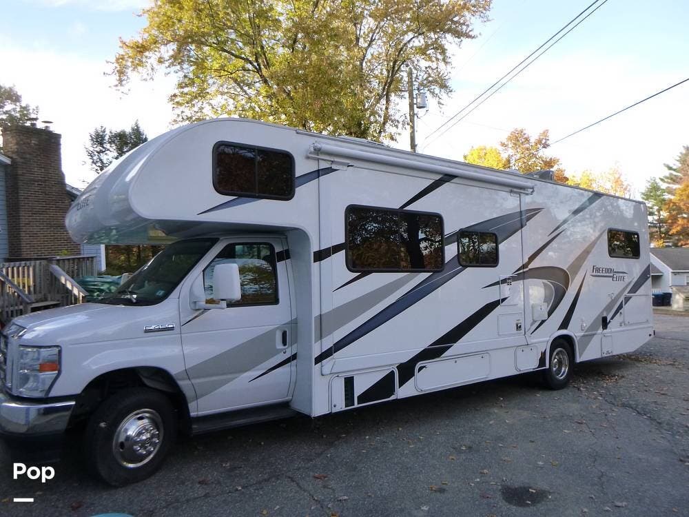 Call now about this 2021 Thor Motor Coach Freedom Elite 30FE! 2021 Thor Motor Coach Freedom Elite 30FE - Used Class C For Sale by Pop RVs in Laconia, New Hampshire features Air Conditioning, Slideout, Generator, Awning