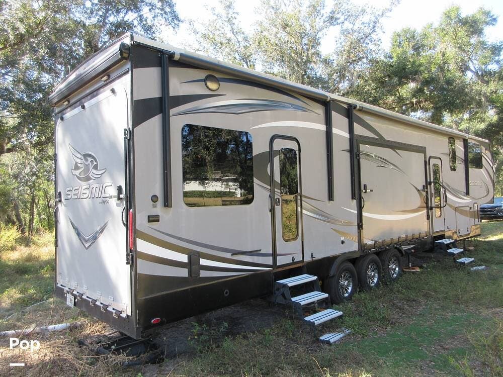Call now about this 2017 Jayco Seismic 4212! 2017 Jayco Seismic 4212 - Used Toy Hauler For Sale by Pop RVs in Valrico, Florida features Awning, Generator, Leveling Jacks, Slideout, Air Conditioning