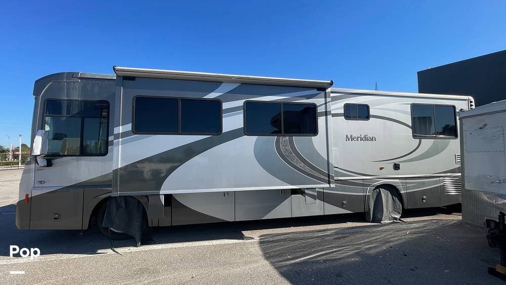 Call now about this 2009 Itasca Meridian 37H! 2009 Itasca Meridian 37H - Used Diesel Pusher For Sale by Pop RVs in Fort Myers, Florida features Air Conditioning, Slideout, Awning, Generator, Leveling Jacks