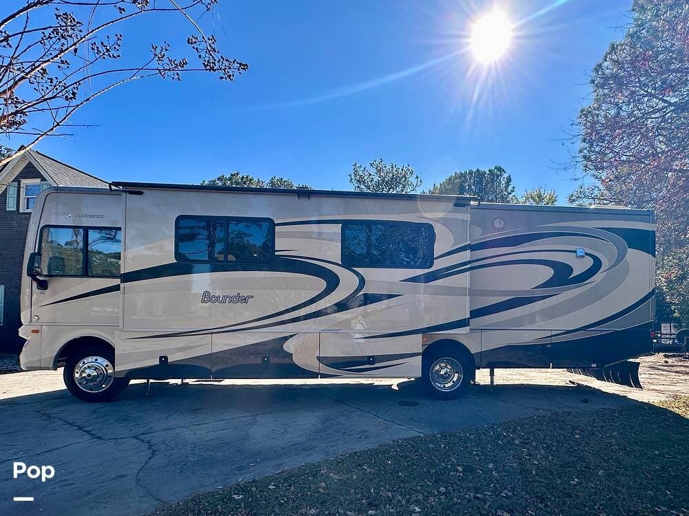 Call now about this 2014 Fleetwood Bounder 35K! 2014 Fleetwood Bounder 35K - Used Class A For Sale by Pop RVs in Shalotte, North Carolina features Air Conditioning, Slideout, Awning, Leveling Jacks, Generator