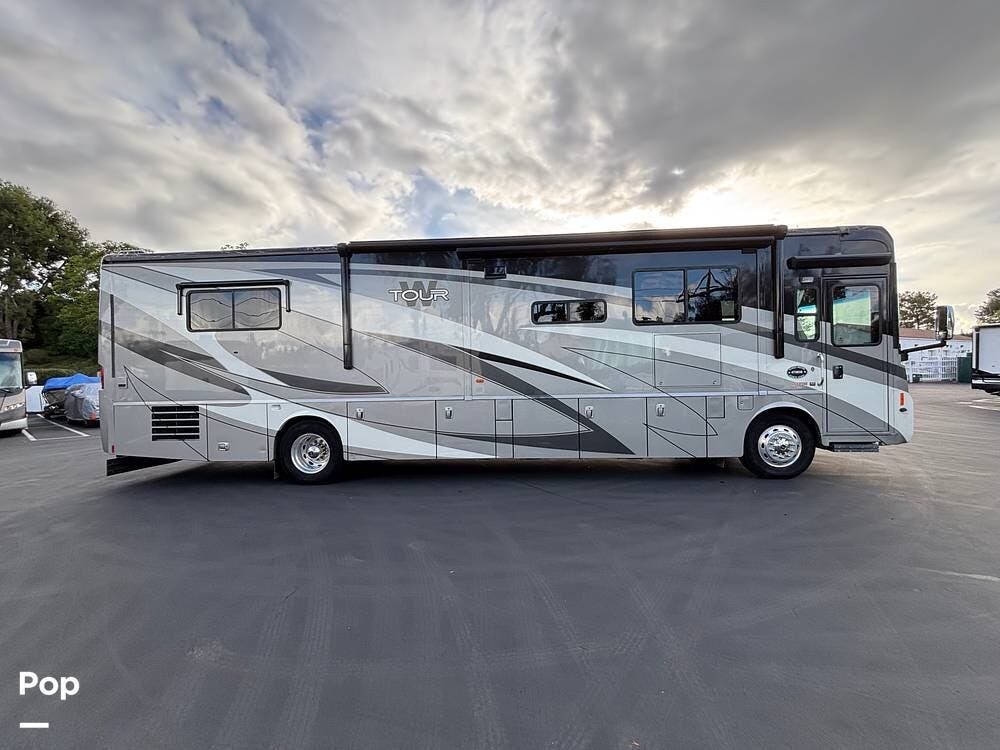 Call now about this 2009 Winnebago Tour 40KD! 2009 Winnebago Tour 40KD - Used Diesel Pusher For Sale by Pop RVs in Oceanside, California features Air Conditioning, Generator, Leveling Jacks, Awning, Slideout