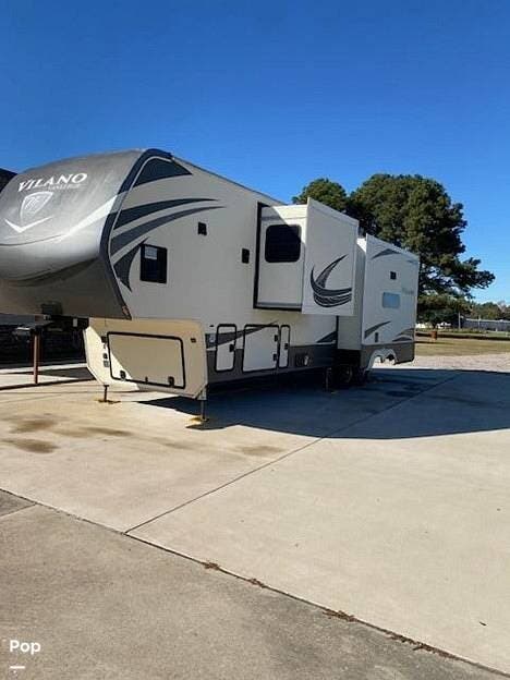 Call now about this 2020 Vanleigh Vilano 369FB! 2020 Vanleigh Vilano 369FB - Used Fifth Wheel For Sale by Pop RVs in Hertford, North Carolina features Slideout, Awning, Air Conditioning, Leveling Jacks