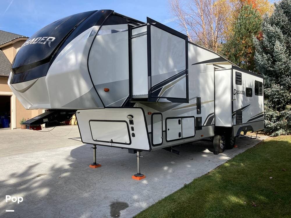 Call now about this 2021 Prime Time Crusader 305RLP! 2021 Prime Time Crusader 305RLP - Used Fifth Wheel For Sale by Pop RVs in Eagle, Idaho features Leveling Jacks, Slideout, Air Conditioning, Awning