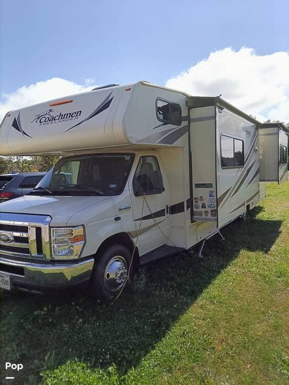 Call now about this 2020 Coachmen Freelander 32DS! 2020 Coachmen Freelander 32DS - Used Class C For Sale by Pop RVs in Lake Elmo, Minnesota features Leveling Jacks, Generator, Awning, Slideout, Air Conditioning