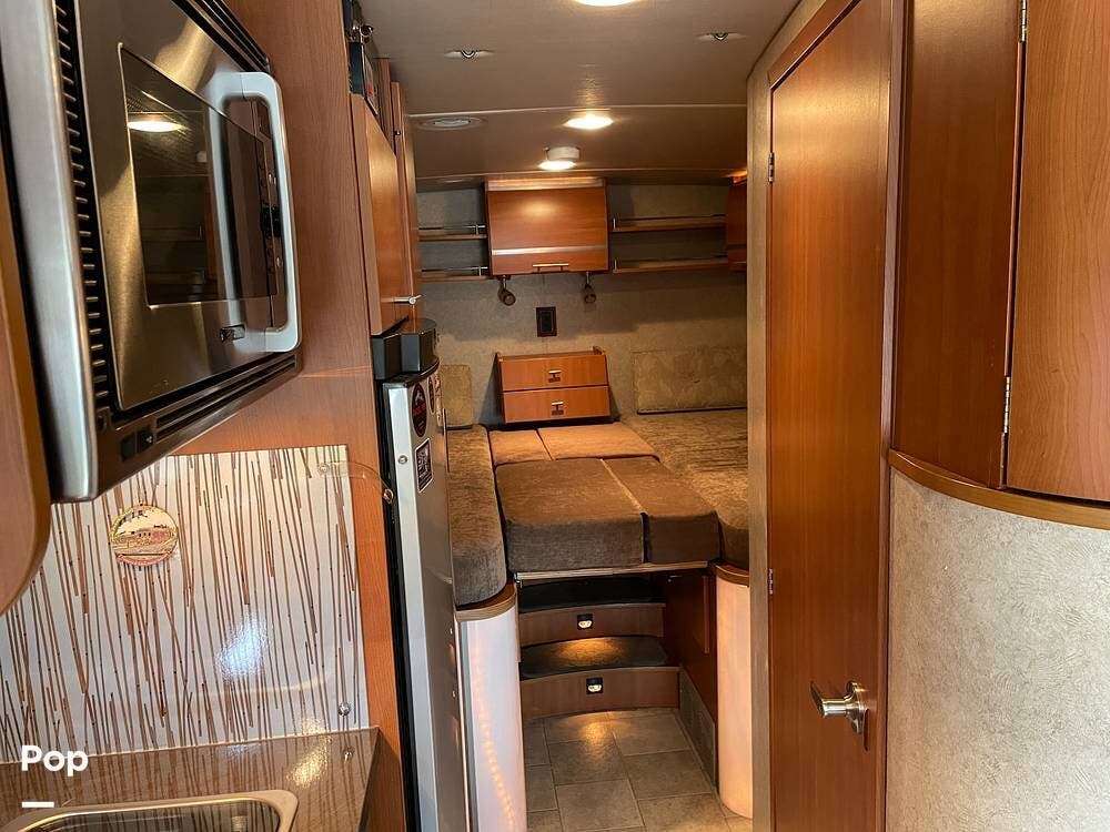 Call now about this 2010 Itasca Reyo 25R! 2010 Itasca Reyo 25R - Used Diesel Pusher For Sale by Pop RVs in Rio Rancho, New Mexico features Slideout, Leveling Jacks, Awning, Air Conditioning, Generator