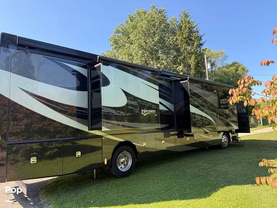 Contact us now about this 2019 Fleetwood Discovery LXE 40D! 2019 Discovery LXE 40D by Fleetwood from Pop RVs in Vicksburg, Michigan