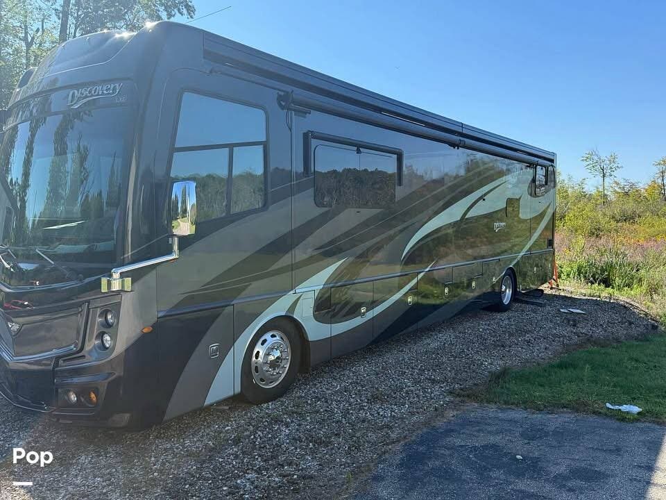 Call now about this 2019 Fleetwood Discovery LXE 40D! 2019 Fleetwood Discovery LXE 40D - Used Diesel Pusher For Sale by Pop RVs in Vicksburg, Michigan features Generator, Leveling Jacks, Slideout, Air Conditioning