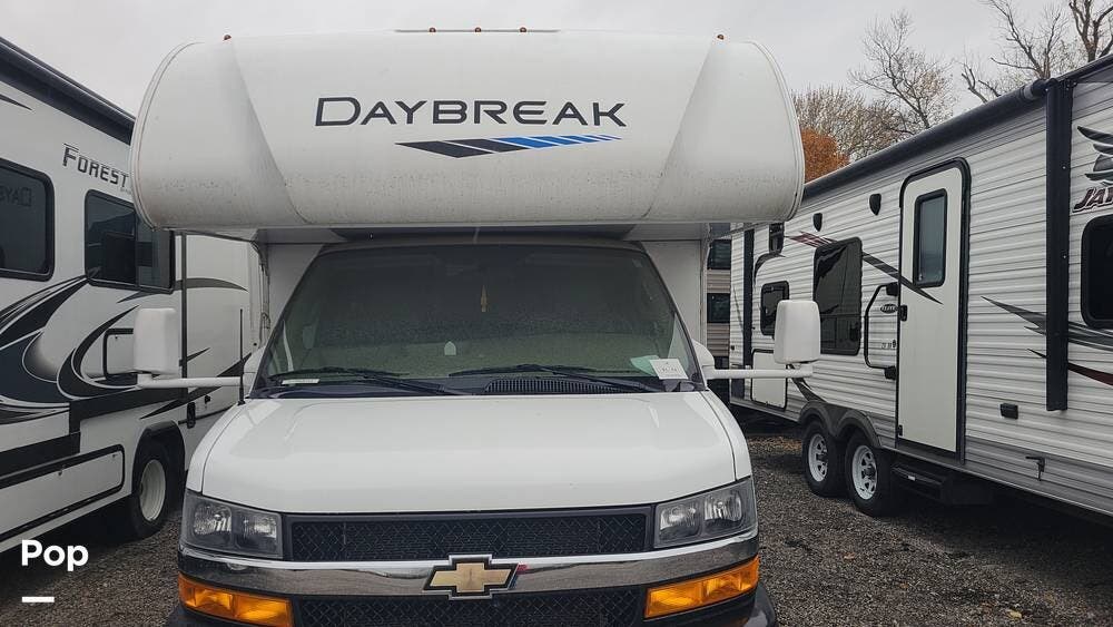 Call now about this 2020 Thor Motor Coach Daybreak 22GO! 2020 Thor Motor Coach Daybreak 22GO - Used Class C For Sale by Pop RVs in Big Rock, Illinois features Air Conditioning, Awning, Generator