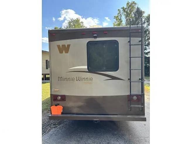 Call now about this 2014 Winnebago Minnie Winnie 31HP! 2014 Winnebago Minnie Winnie 31HP - Used Class C For Sale by Pop RVs in Bellefontaine, Ohio features Slideout, Generator, Awning, Air Conditioning