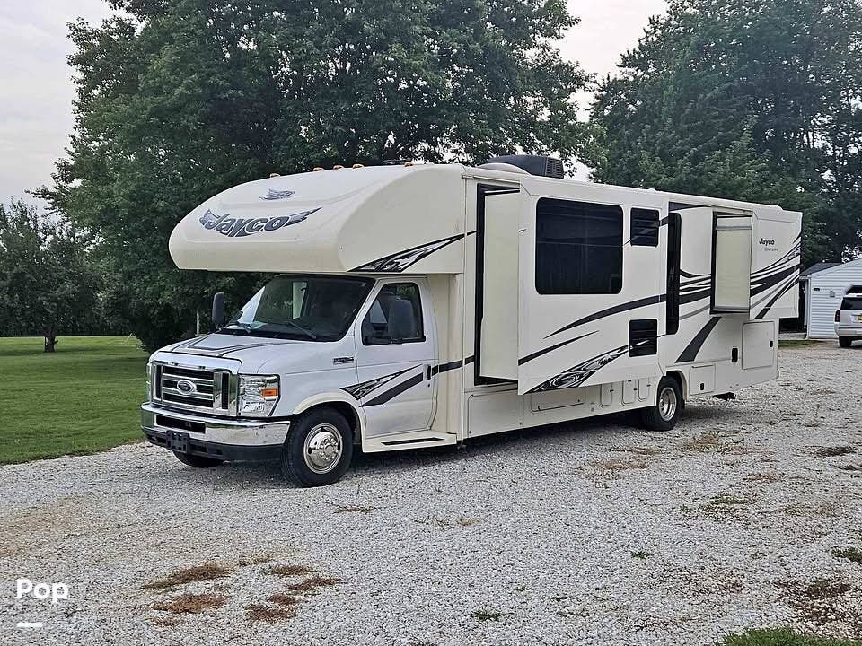 Call now about this 2017 Jayco Greyhawk 31DS! 2017 Jayco Greyhawk 31DS - Used Class C For Sale by Pop RVs in London Mills, Illinois features Slideout, Generator, Awning, Air Conditioning, Leveling Jacks