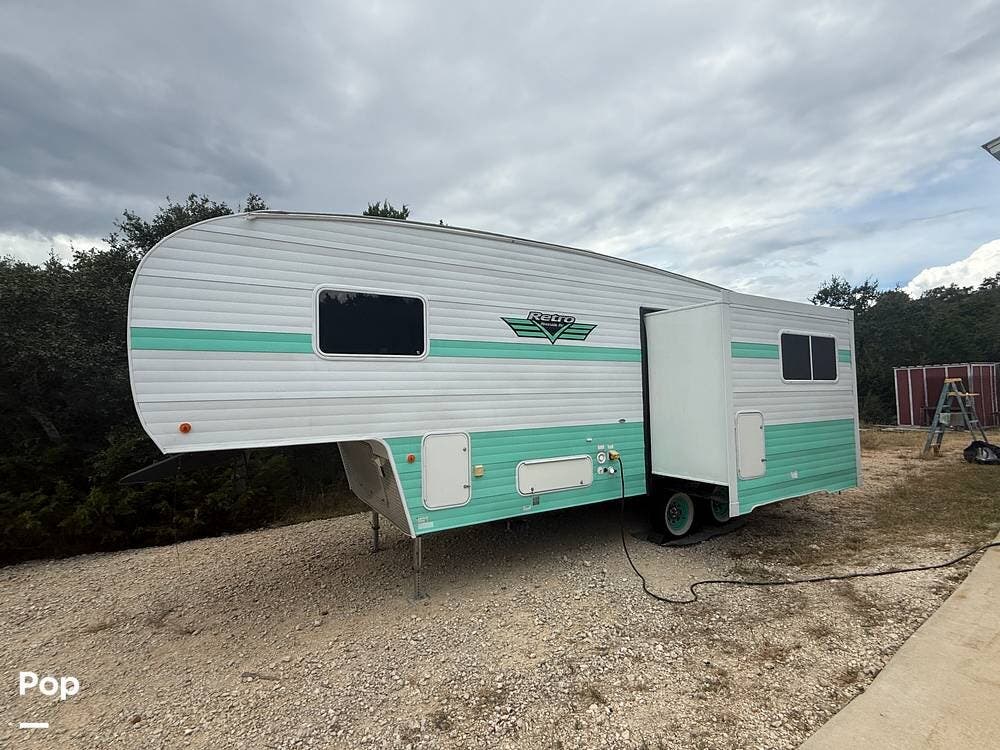 Call now about this 2018 Riverside RV Retro White Water 526RL! 2018 Riverside RV Retro White Water 526RL - Used Fifth Wheel For Sale by Pop RVs in Bulverde, Texas features Leveling Jacks, Awning, Slideout, Air Conditioning
