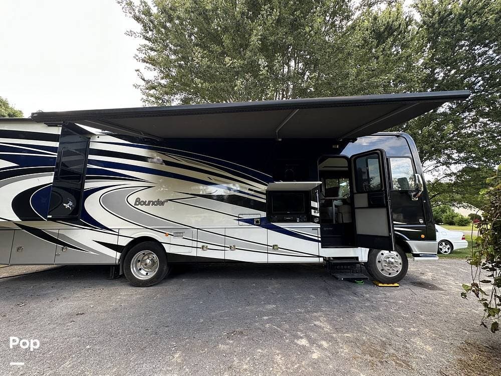 Call now about this 2018 Fleetwood Bounder 33C! 2018 Fleetwood Bounder 33C - Used Class A For Sale by Pop RVs in Murfreesboro, Tennessee features Awning, Generator, Air Conditioning, Slideout, Leveling Jacks