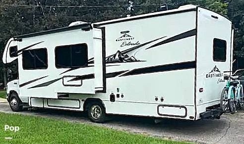 Call now about this 2022 East to West Entrada 2600DS! 2022 East to West Entrada 2600DS - Used Class C For Sale by Pop RVs in Kings Mountain, North Carolina features Air Conditioning, Slideout, Generator, Awning