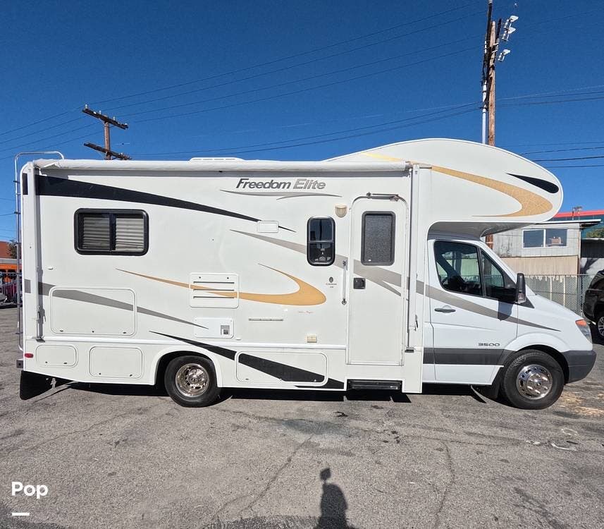 Contact us now about this 2010 Thor Motor Coach Freedom Elite Series M-23S! 2010 Freedom Elite Series M-23S by Thor Motor Coach from Pop RVs in Burbank, California