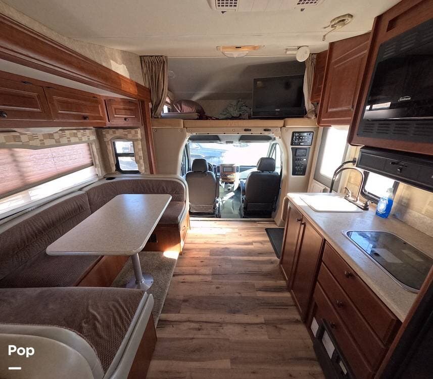 Call now about this 2010 Thor Motor Coach Freedom Elite Series M-23S! 2010 Thor Motor Coach Freedom Elite Series M-23S - Used Class C For Sale by Pop RVs in Burbank, California features Slideout, Generator, Air Conditioning, Awning